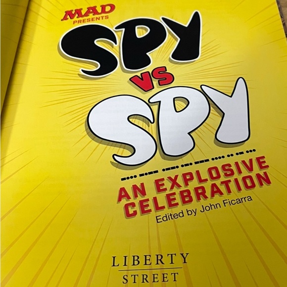 2015 MAD Magazine's iconic Spy vs Spy comic strip--now in full color! Hardback - Picture 4 of 11